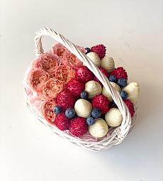 Клубничная корзина с цветами "Gentle"