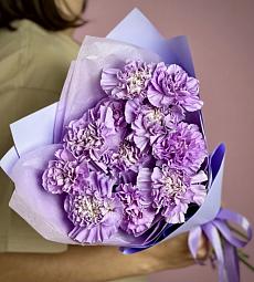 Букет из 11 фиолетовых гвоздик  в оформлении