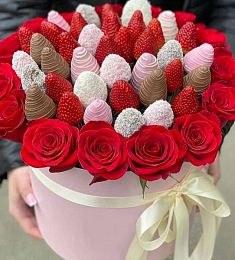 Клубничная коробка «For You» из микса клубники в шоколаде и голландских роз 