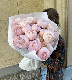 Букет из 25 нежных розовых пионов в белом оформлении