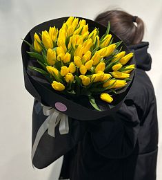 Букет из 51 желтого тюльпана в стильном оформлении