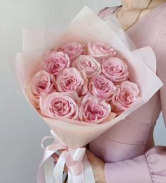 Букет из 11 нежных розовых пионовидных роз 