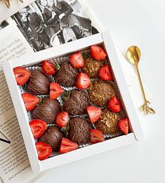 Клубничный бокс "Шедевр" S клубника в шоколаде с ягодами