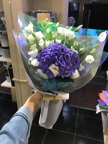 Букет "Спелая слива" из гортензий и лизиантусов 1