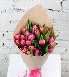 21 розовый тюльпан в оформлении