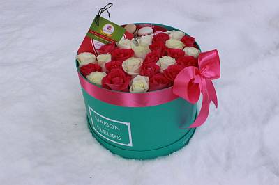 Коробка MAISON с голландской розой и французскими макаронс 3