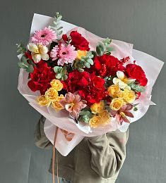 Композиция "Орхон" из роз, гербер и тюльпанов