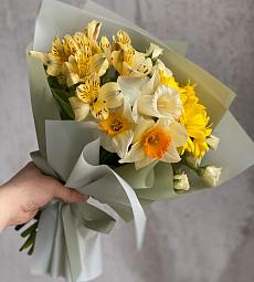 SPRING 9.0 букет из нарциссов и альстромерий