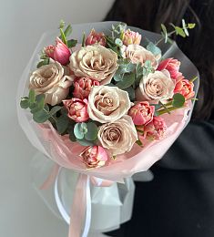 Букет "Nishimura" из роз и пионовидных тюльпанов