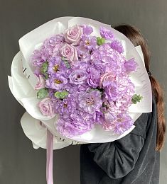 Букет "Helena" из гортензии, роз и лизиантусов в фиолетовых тонах