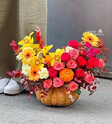 Композиция в тыкве "Осенний бриз" из роз, гвоздик и орхидей
