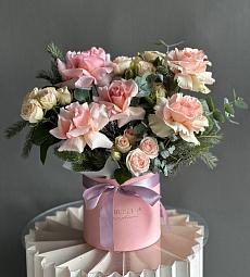 Композиция "Ласковый Зефир" из роз и нобилиса в коробке