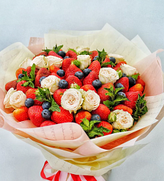 Букет из ягод и цветов «Богема»