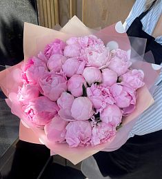 Букет из 25 нежных розовых пионов в оформлении