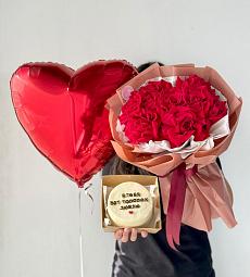 Сет "Мысли о тебе" букет красных роз, бенто торт и шарик