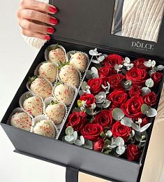 Клубничная шкатулка "White and Red" клубника в белом шоколаде и розы в шкатулке