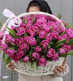 101 пионовидный розовый тюльпан в корзине