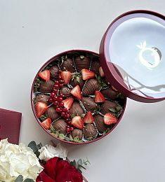 Клубничный бокс "Восход" клубника в шоколаде с декором из свежей клубники и смородины