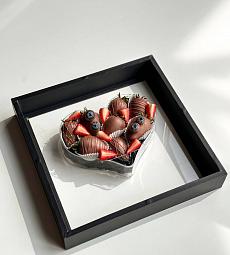 Клубничный бокс "Счастливый" S клубника в итальянском шоколаде с декором из свежей клубники и голубики в коробке в форме сердца. 