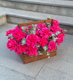 Композиция "Розовая романтика" из роз в деревянном ящике