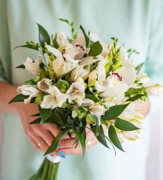 Букет невесты "Легкость весны" из альстромерий и орхидей