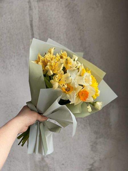 SPRING 9.0 букет из нарциссов и альстромерий 3