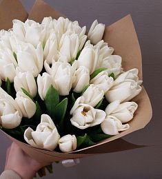 Букет из 33 белых тюльпанов