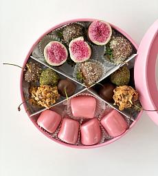 Фруктовый бокс "Radiance" бананы, вишня и клубника  в шоколаде