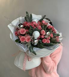 Букет "Зимнее волшебство" из нобилиса, спрей роз и игрушек