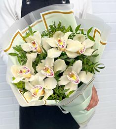 Букет из 7 белых орхидей с фисташкой