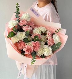 Букет "Розмари" из 25 розовых диантусов с эвкалиптом