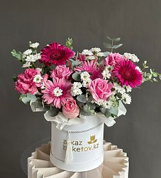 Композиция "Katty" из гербер, роз и хризантем в коробке. 