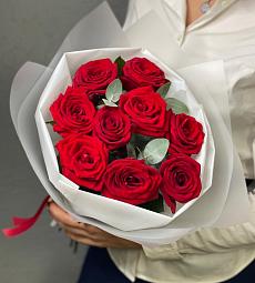 Букет 9 красных роз с эвкалиптом