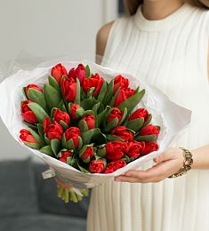 Букет из красных тюльпанов "Goddess"