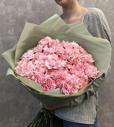 Букет из 35 розовых гвоздик в нейтральном оформлении