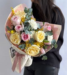 Букет "Benedetta" из роз, гвоздик, мимозы и тюльпанов