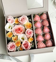 Клубничная шкатулка "Pinky Rose" клубника в розовом шоколаде и розы в шкатулке