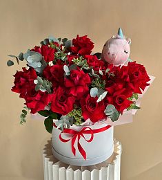 Композиция "Неверленд" из красных вывернутых роз с единорогом в коробке