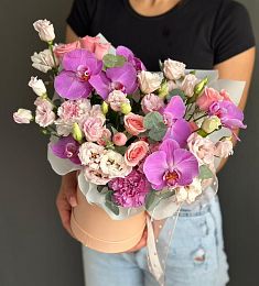 Композиция "Твинкли" с лизиантусом, гвоздикой, розой и орхидеей