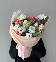 Букет "Greta" из лизиантусов, спрей роз и эвкалипта