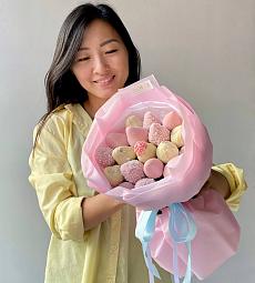 Клубничный букет "Единорог" клубника в белом и розовом шоколаде