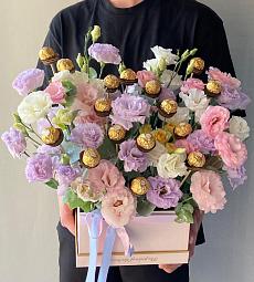 Букет в коробке "Universe" из Лизиантусов с добавлением конфет FERRERO ROCHER