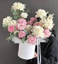 Композиция "Marco" из роз, лизиантусов и ранункулюсов