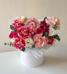 Композиция "Расцвет весны" из гвоздик, лизиантусов, роз и тюльпанов в коробке