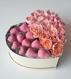 Клубничный бокс с цветами  "Джульетта" клубника в шоколаде и пионовидные розы