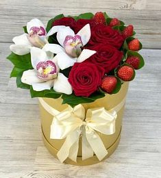 Коробка с розами, орхидеями и свежей клубникой
