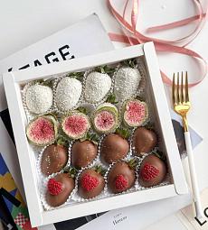 Клубничный бокс "Превосходство" свежая клубника в молочном и белом шоколаде