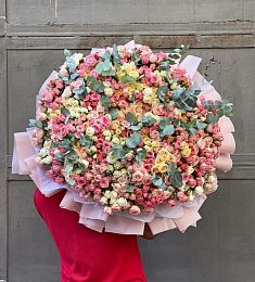Большой букет "Цветочный коктейль" из 245 кустовых (спрей) роз