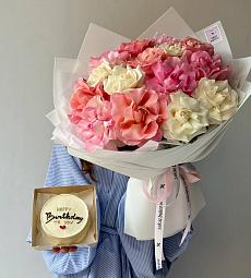 Сет "Нежная радость" букет из 15 роз и бенто тортик Сет "Нежная радость" букет из 15 роз и бенто тортик