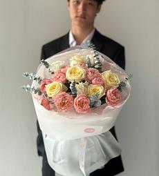 Букет "Изольда" из роз, лизиантусов и эвкалипта